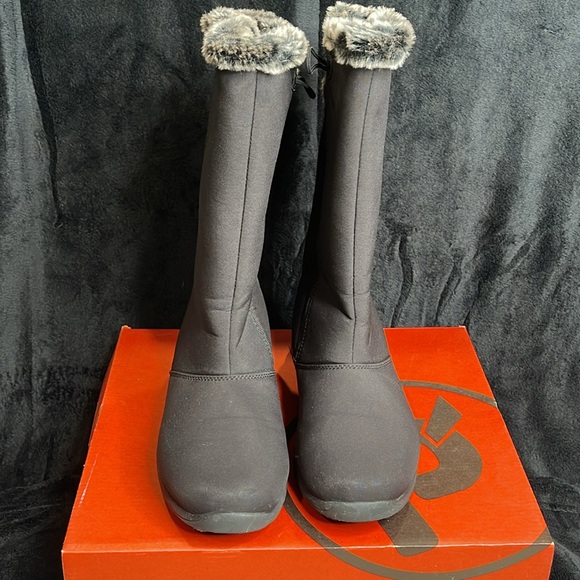 Propet Women's Black Boots size 8 wide width. - Picture 3 of 14